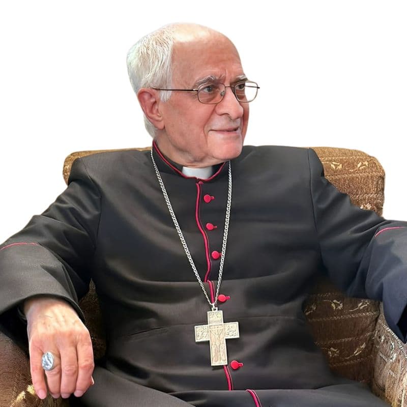 Portrait de Mgr Boutros A. Melki, assis, en habit d’évêque avec une croix pectorale.
